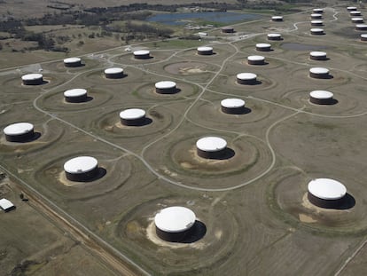 Tanques de almacenamiento de petróleo en Cushing,  Oklahoma (Estados Unidos).