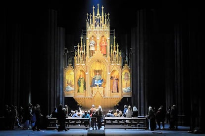 La impactante imagen del Valhalla presentado como un gran retablo gótico que acoge a los dioses, con Wotan en el centro, en la escena final de ‘El oro del Rin’.