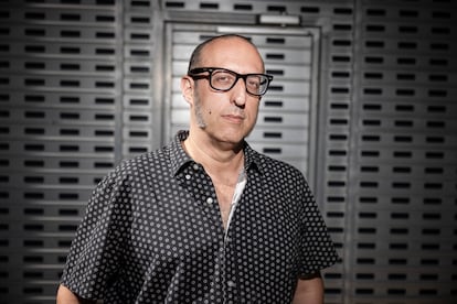 Oriol Rosell, autor de 'Matar al papito, por qué no te gusta el reguetón (y a tus hijos sí)', el pasado 8 de agosto en la calle Buenos Aires (Barcelona).