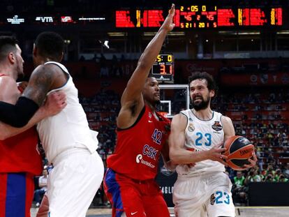 Llull busca la canasta ante Hines