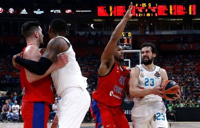 Llull busca la canasta ante Hines