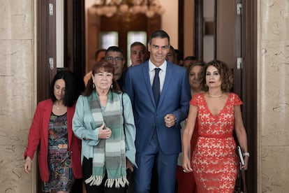 Pedro Sánchez, acompañado por Rebeca Torró, Cristina Narbona y María Jesús Montero en primera línea, a su llegada a la reunión interparlamentaria del PSOE.