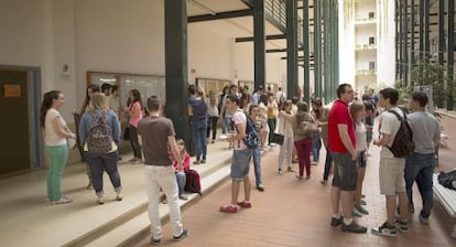 Alumnos en la facultad de Econ&oacute;micas de la universidad de Sevilla.