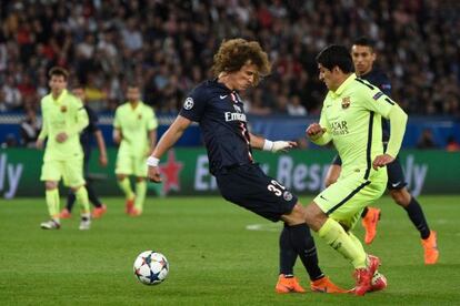 Luis Suárez le hace un caño a David Luiz, previo a su segundo gol.