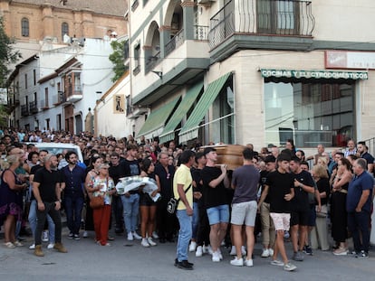 Los vecinos de Íllora, durante el funeral de Juan Trujillos, este martes.