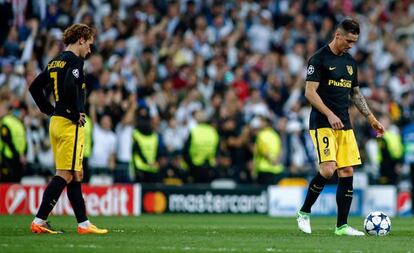 Griezmann y Torres, desconsolados tras el tercer gol del Real Madrid.