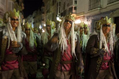 La comparsa Los Príncipes camino del Gran Teatro Falla de Cádiz.