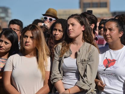 Estudiantes latinos en la universidad atendiendo a una charla sobre el activismo.