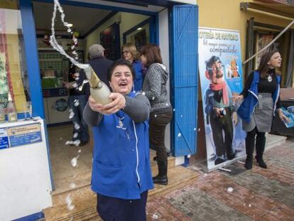 La vendedora de una administracción de loteria celebraba con cava un premio en sorteo de Navidad del año pasado.