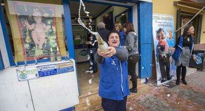 La vendedora de una administracción de loteria celebraba con cava un premio en sorteo de Navidad del año pasado.