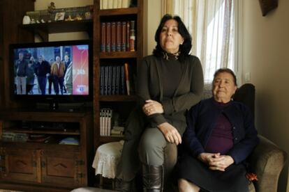Isabel Agüera y su madre, quienes han denunciado la desaparición de su hermana e hija tras nacer en 1970 en Málaga.