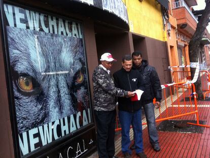 Elías Polanco, en el centro, del Consulado de la República Dominicana, habla con dos compatriotas junto a la discoteca New Chacal.
Jaime Lissavetzky.