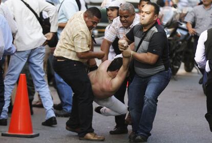 Policías vestidos de civil realizaron detenciones en contra de los manifestantes de la oposición