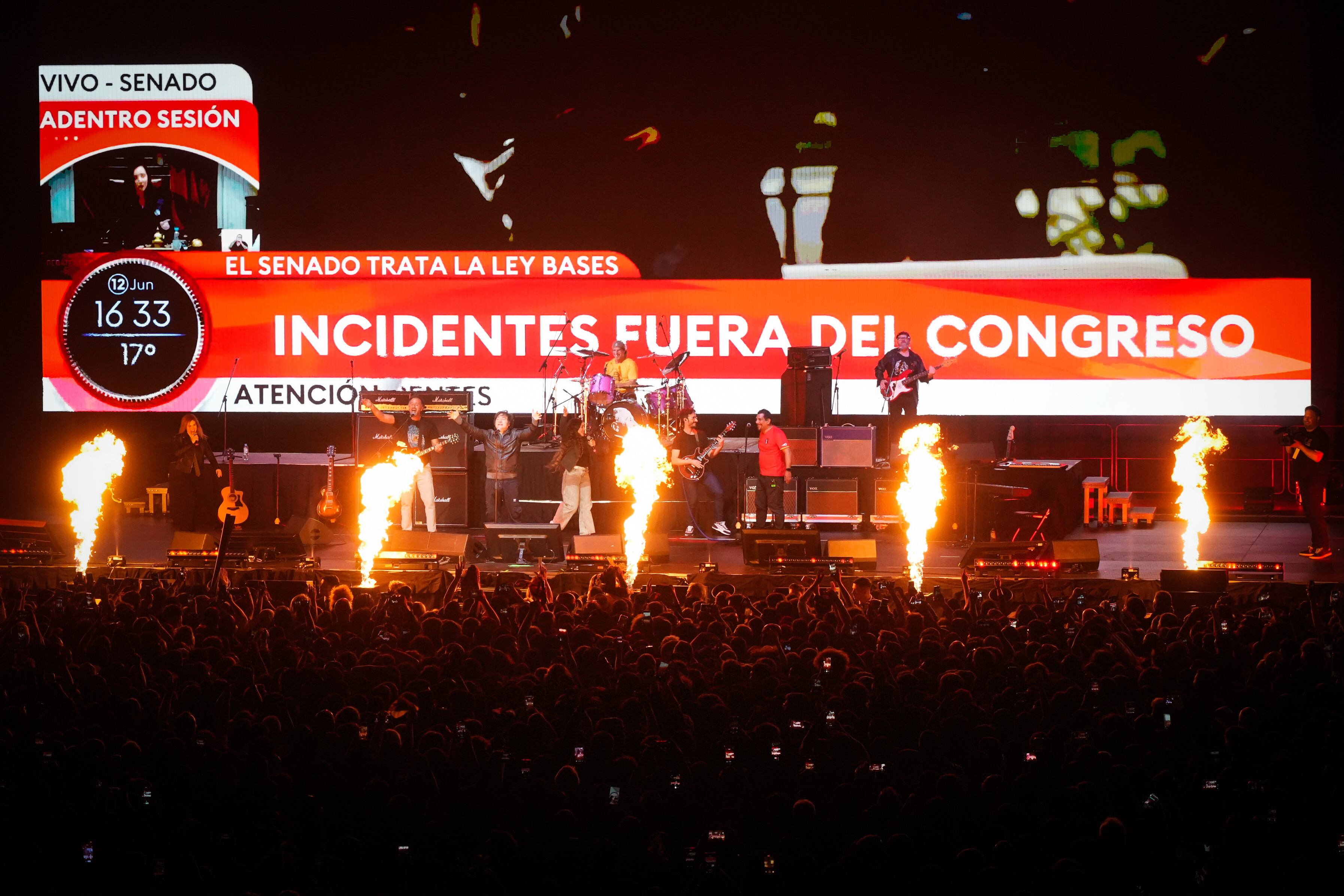 La presentación del libro 'La construcción del milagro', en un acto que se produce en plena campaña para las elecciones legislativas nacionales del próximo 26 de octubre.
