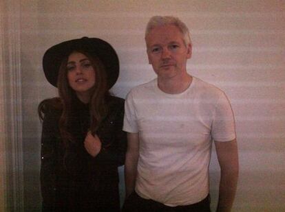 Lady Gaga cen&oacute; con Julian Assange en la Embajada de Ecuador de Londres el pasado lunes y subi&oacute; la foto de su encuentro en Twitter.