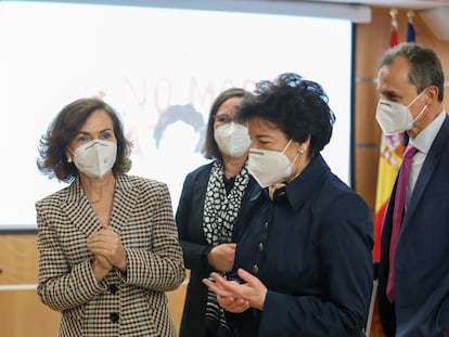 La vicepresidenta primera y ministra de la Presidencia, Relaciones con las Cortes y Memoria Democrática, Carmen Calvo; la presidenta de AMIT, Carmen Fenoll; la ministra de Educación y Formación Profesional, Isabel Celaá; y el ministro de Ciencia e Innovación, Pedro Duque, durante la presentación de la campaña "No More Matildas'"celebrada este lunes en la Oficina del Parlamento Europeo en Madrid.