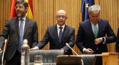 El ministro de Hacienda junto con Alberto Nadal, secretario de Estado de Presupuestos; y Enrique Fernández-Moya, secretario de Estado de Hacienda.