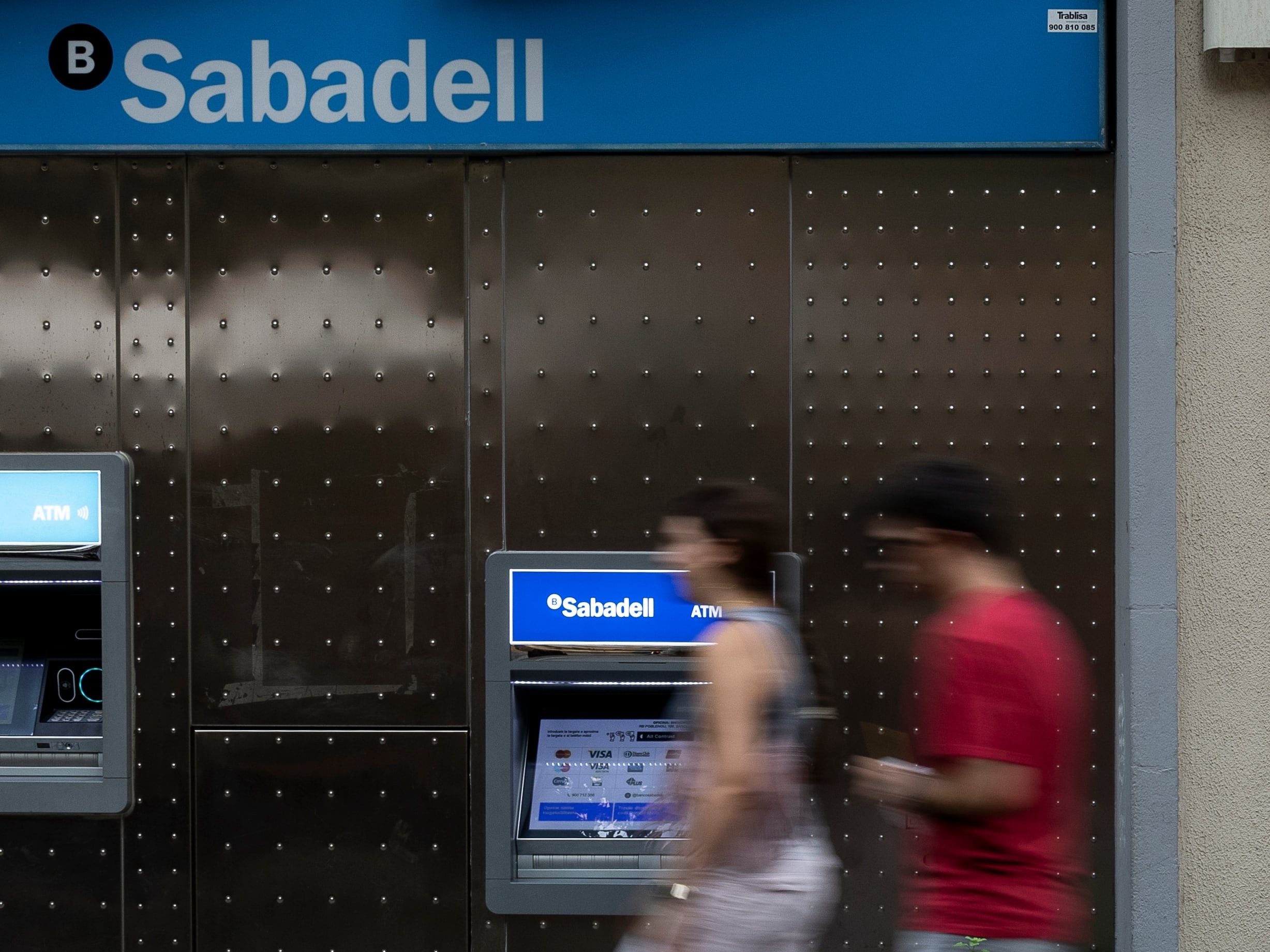 Oficina bancaria del Banco Sabadell junto a otra del BBVA en la Rambla del Poblenou.