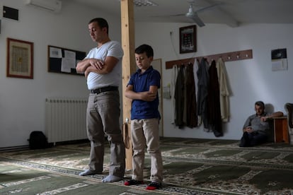 Un padre y su hijo en una mezquita improvisada en Vozdovac, Belgrado.