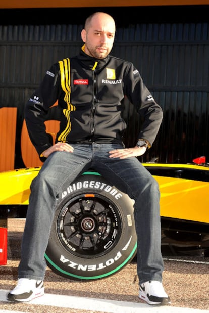 Gerard López, junto a un monoplaza de Renault.