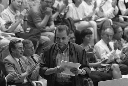 Intervención de Julio Anguita en una reunión anti-OTAN de varios partidos europeos de izquierda, en Leganés en 1997.