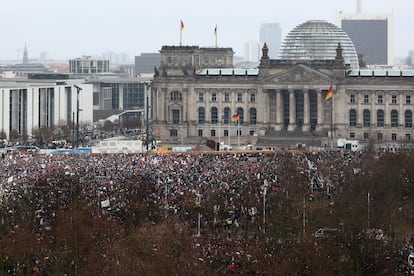 Miles de personas protestan ante el Parlamento, este sábado en Berlín. 