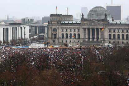 Miles de personas protestan ante el Parlamento, este sábado en Berlín. 