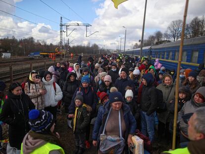 Un grupo de ucranios llega en un tren procedente de Lviv a la estación de tren de Olkusz, en Polonia, el 28 de febrero de 2022.