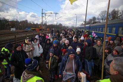 Un grupo de ucranios llega en un tren procedente de Lviv a la estación de tren de Olkusz, en Polonia, el 28 de febrero de 2022.