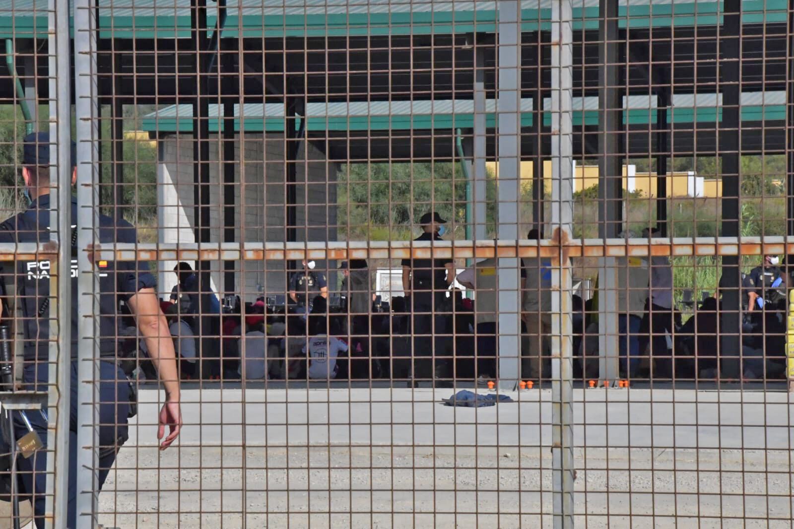 Los primeros migrantes desalojados de El Trampolín llegan a uno de los espacios habilitados por el Gobierno