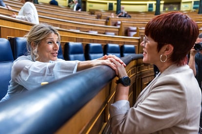 Yolanda Díaz, líder de Sumar saluda a la diputada de Compromís Àgueda Micó al inicio de la sesión de control al Gobierno el pasado 28 de mayo.