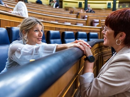 Yolanda Díaz, líder de Sumar saluda a la diputada de Compromís Àgueda Micó al inicio de la sesión de control al Gobierno el pasado 28 de mayo.