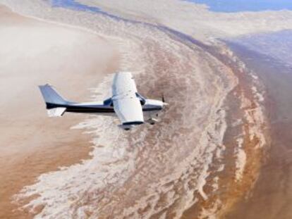 Una avioneta sobrevuela el parque nacional del lago Eyre (Australia).