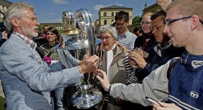 Breitner, exjugador del Bayern, muestra la Copa de Europa a unos aficionados, en Múnich.