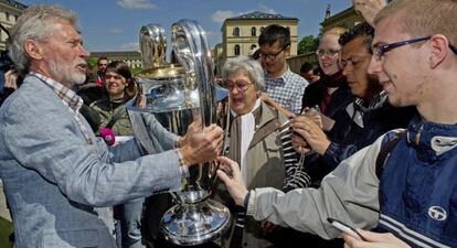 Breitner, exjugador del Bayern, muestra la Copa de Europa a unos aficionados, en Múnich.