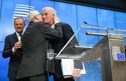 El presidente de la Comisión Europea, Jean-Claude Juncker, a la izquierda, saluda al responsable europeo de la negociación del Brexit, Michel Barnier, en presencia del presidente del Consejo Europeo, Donald Tusk, tras la conferencia de prensa convocada por esta institución después de la reunión en la que se aprobó el borrador del Brexit el pasado 25 de noviembre en Bruselas.