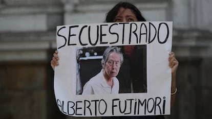 Una partidaria de Fujimori durante una manifestación frente al Tribunal Constitucional en Lima (Perú), en 2017. 