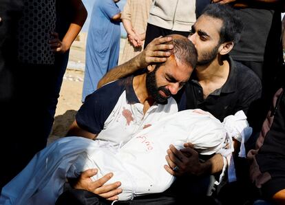 Un padre lloraba con el cuerpo de su hijo en brazos antes de ser enterrado en Jan Yunis, este jueves.