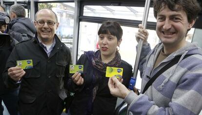 Izagirre (a la izquierda), Ugarte y Errazkin enseñan la nueva tarjeta Mugi para el transporte en Gipuzkoa.