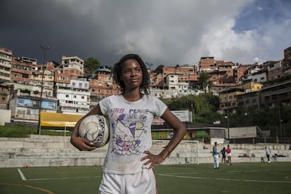 Una jugadora del equipo de Mesuca posa durante un entrenamiento. Con el objetivo de continuar fortaleciendo el fútbol en la comunidad de Petare, masificar su práctica para fomentar la inclusión social y lucha contra la violencia, se ha apoyado la creación de categorías femeninas, algo inédito hasta el momento en el populoso barrio.