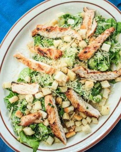 La receta original de ensalada césar se prepara sin las tiras de pollo que hoy nos afanamos en añadirle y surgió en México, no en Italia