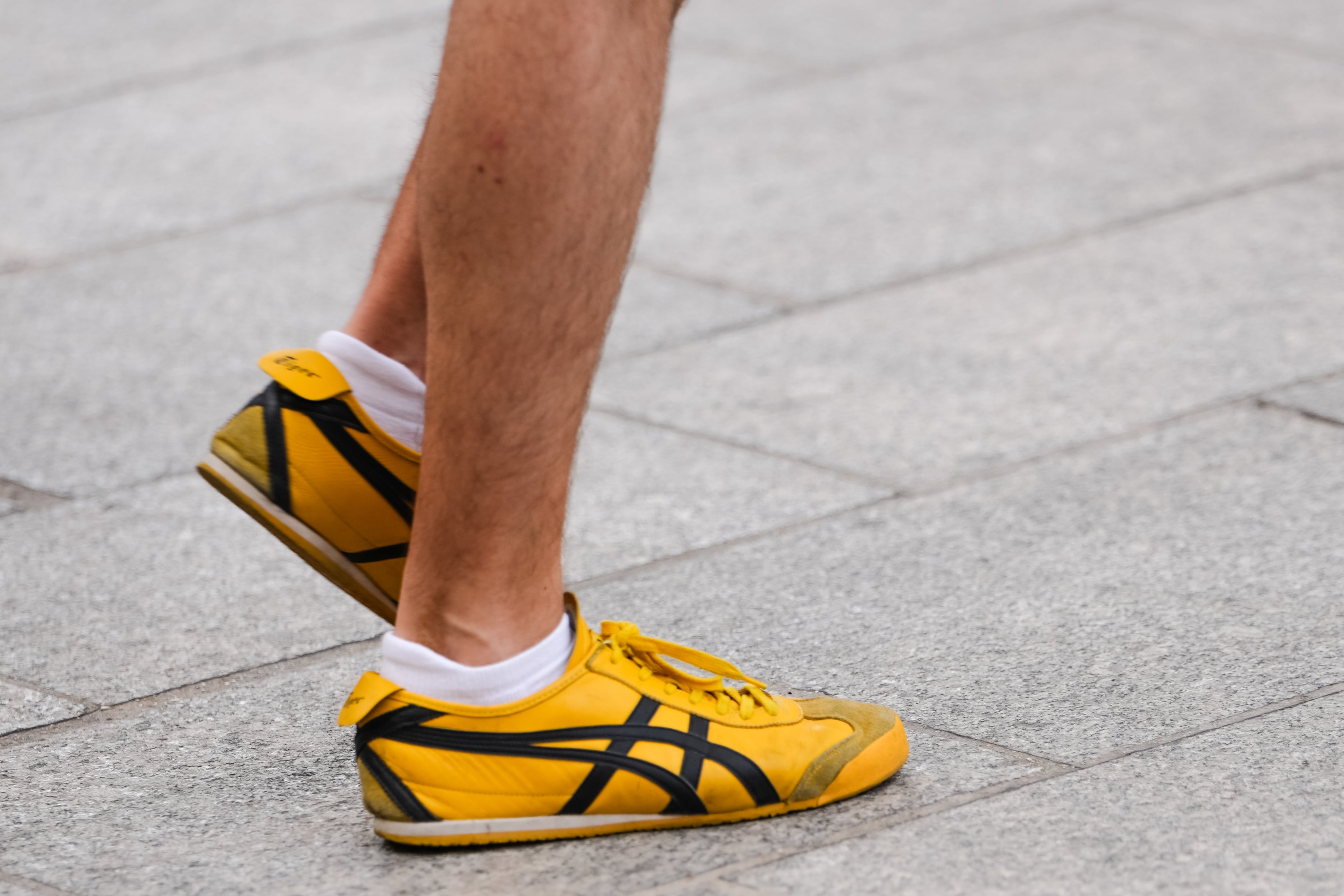 Una persona camina con las Onitsuka Tiger.