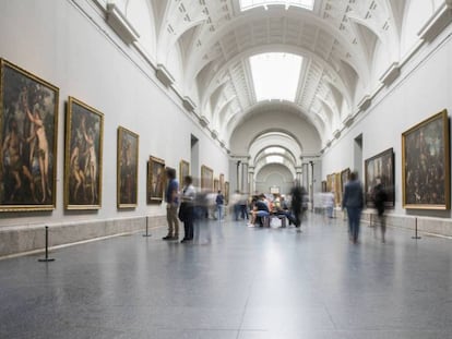 Visitantes en la galería central del Museo del Prado.