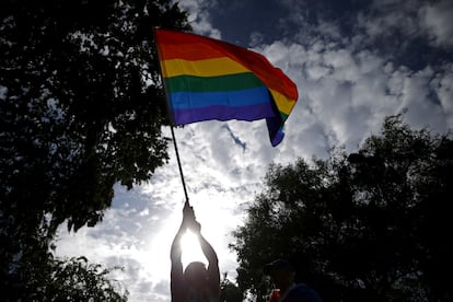 Un hombre ondea una bandera arcoíris por la igualdad LGBTQ en una manifestación de celebración en West Hollywood, California.