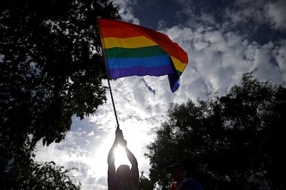 Un hombre ondea una bandera arcoris por la igualdad LGBTQ en una manifestacin de celebracin en West Hollywood, California.