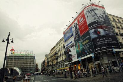 El número 6 de la Puerta del Sol lleva más de 15 años beneficiándose de los ingresos de la publicidad.