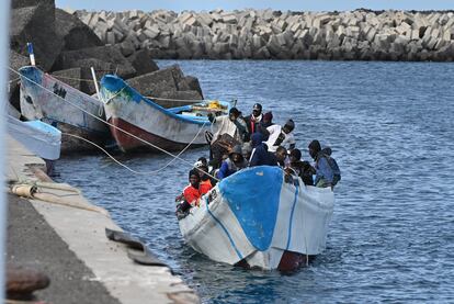 Varios migrantes llegan al puerto de La Restinga, el domingo, en El Hierro.