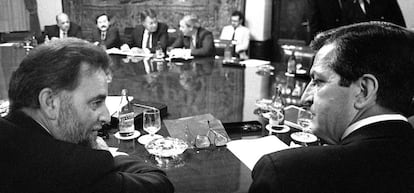 Julio Anguita y Adolfo Suárez (derecha), en una reunión en el Congreso de los Diputados de los líderes de la oposición con el presidente del Gobierno, Felipe González, en 1990.