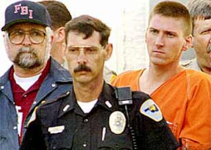 Timothy Mc Veigh (derecha), escoltado por la policía tras el atentado de Oklahoma, en abril de 1995.