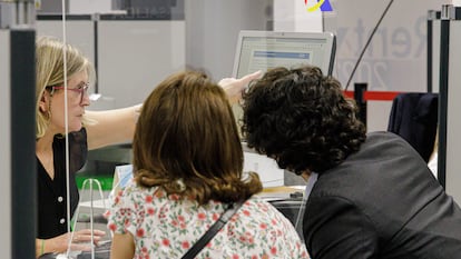 Varias personas son atendidas en la Agencia Tributaria para presentar la declaración de la renta.